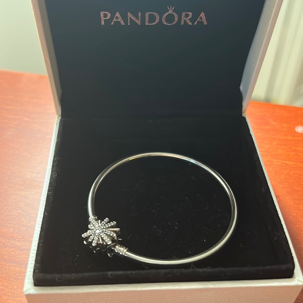 Pandora limited edition, retired holiday edition 6.7 inch bangle